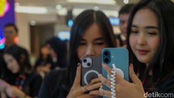 Pengunjung menjajal iPhone 16 series di pusat perbelanjaan Jakarta, Jumat (25/4/2025). iPhone 16 series sudah didukung layanan eSIM.   