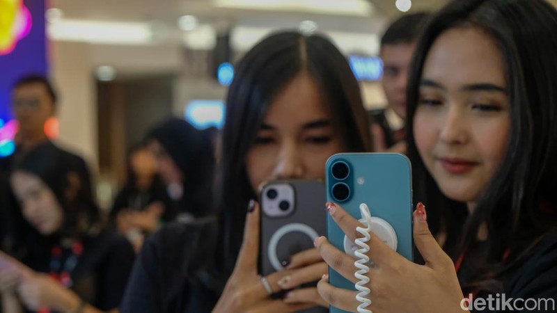 Pengunjung menjajal iPhone 16 series di pusat perbelanjaan Jakarta, Jumat (25/4/2025). iPhone 16 series sudah didukung layanan eSIM.