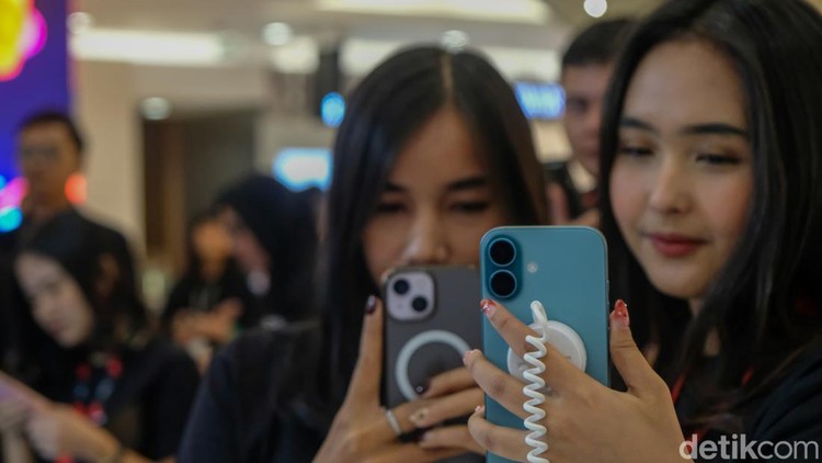 Berburu iPhone 16 yang Terintegrasi Layanan eSIM Pengunjung menjajal iPhone 16 series di pusat perbelanjaan Jakarta, Jumat (25/4/2025). iPhone 16 series sudah didukung layanan eSIM.