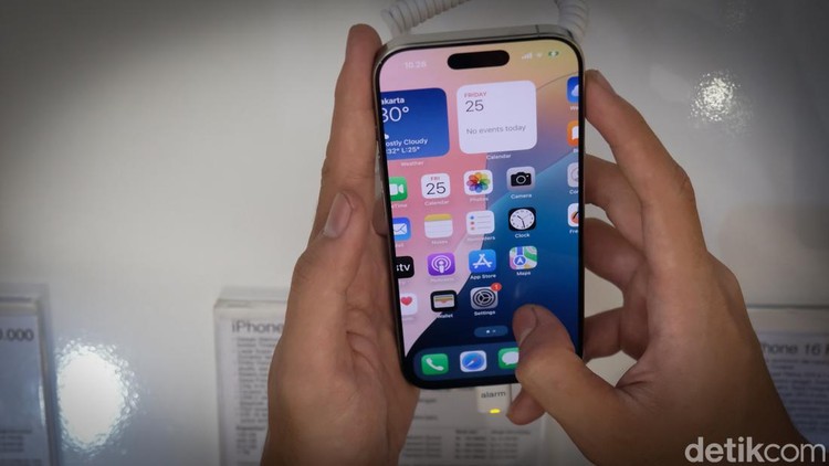 Pengunjung menjajal iPhone 16 series di pusat perbelanjaan Jakarta, Jumat (25/4/2025). iPhone 16 series sudah didukung layanan eSIM.