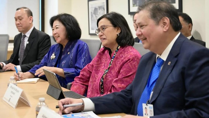 Menteri Keuangan Sri Mulyani Indrawati, Menteri Koordinator Perekonomian Airlangga Hartarto, dan Wakil Ketua Dewan Ekonomi Nasional (DEN) Mari Elka Pangestu, bertemu Menteri Keuangan Amerika Serikat (AS) Scott Bessent.