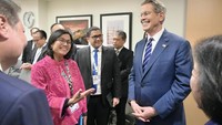 Menurut Sri Mulyani, seperti negara lain, Indonesia berpotensi merasakan dampak dari kebijakan tarif impor tersebut. Oleh sebab itu, pemerintah pun bernegosiasi dengan pemerintah AS. Nampak Sri Mulyani berbincang dengan Menkeu AS di sela-sela pertemuan.