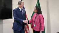 Menkeu Sri Mulyani bersalaman dengan Menkeu AS Scott Bessent.  