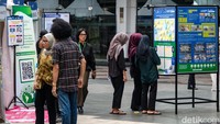 Pengunjung melihat instalasi edukatif pada JUMF 2025 di kawasan Blok M, Jakarta, Jumat (25/4/2025).