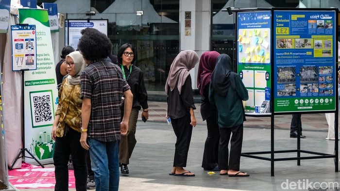 Berkunjung ke Festival Edukasi Transportasi Berkelanjutan di Blok M Jakarta Urban Mobility Festival (JUMF) hadir di Blok M, Jakarta sebagai festival edukasi transportasi berkelanjutan. Terdapat berbagai instalasi edukasi hingga layanan dari Pemprov Jakarta.