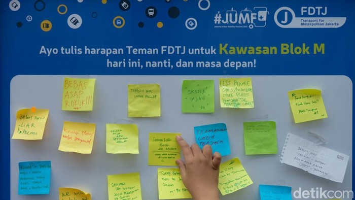 Berkunjung ke Festival Edukasi Transportasi Berkelanjutan di Blok M Jakarta Urban Mobility Festival (JUMF) hadir di Blok M, Jakarta sebagai festival edukasi transportasi berkelanjutan. Terdapat berbagai instalasi edukasi hingga layanan dari Pemprov Jakarta.