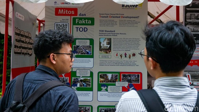 Jakarta Urban Mobility Festival (JUMF) hadir di Blok M, Jakarta sebagai festival edukasi transportasi berkelanjutan. Terdapat berbagai instalasi edukasi hingga layanan dari Pemprov Jakarta.