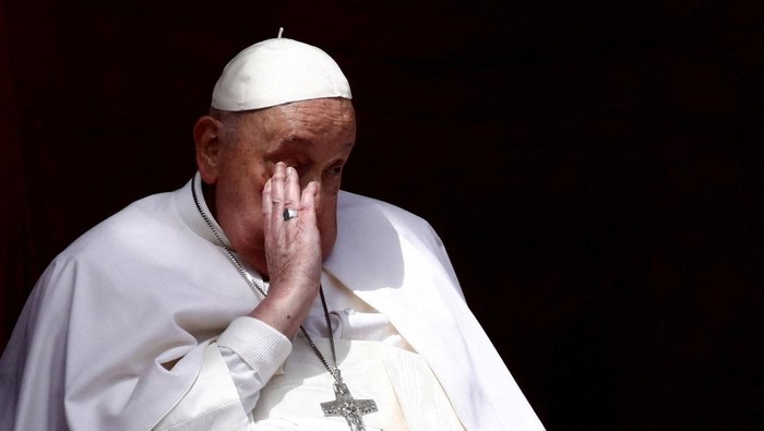 Bingkai Sepekan: Mengenang Paus Fransiskus, Pemimpin Gereja yang Dicintai Pope Francis appears on a balcony on the day the