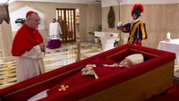 Dr. Alfieri menyatakan bahwa Paus meninggal dengan tenang dan tanpa rasa sakit, dikelilingi oleh para pembantunya dan Kardinal Pietro Parolin yang memimpin doa Rosario. Meskipun kondisinya memburuk, Paus memilih untuk tetap berada di kediamannya daripada kembali ke rumah sakit, menunjukkan keteguhan dan kerendahan hatinya hingga akhir hayat. (REUTERS/Francesco Sforza)