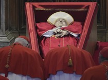 Vatikan Minta Peziarah Tidak Selfie dengan Jenazah Paus