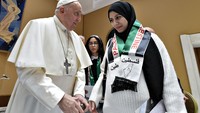 Respons terhadap wafatnya Paus Fransiskus datang dari berbagai penjuru dunia. Presiden Nigeria, Bola Ahmed Tinubu, menyebut Paus sebagai hamba Tuhan yang rendah hati dan pembela tak kenal lelah bagi kaum miskin. Di Gaza, umat Katolik mengenang Paus Fransiskus yang rutin menelepon mereka setiap malam, menunjukkan perhatian dan kasih sayangnya yang mendalam. (Getty Images/Vatican Pool)