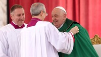 Paus Fransiskus dikenal luas sebagai sosok yang rendah hati dan menjauhi kemewahan sejak awal kepemimpinannya. Ia memilih tinggal di rumah tamu sederhana Casa Santa Marta ketimbang di Istana Apostolik, dan lebih suka menggunakan mobil kecil serta pakaian sederhana dalam aktivitas hariannya. (Getty Images/Franco Origlia)
