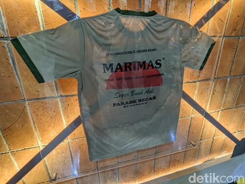 Bos Marimas, Harjanto Halim, dan kaus Marimas 1995 yang dipajang di aula kantornya, Jumat (25/4/2025).