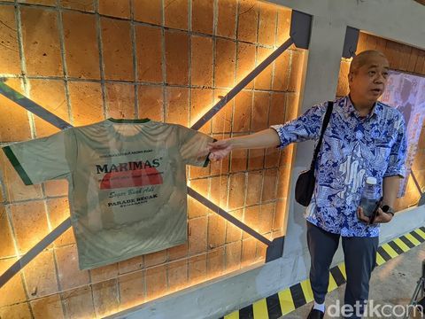 Bos Marimas, Harjanto Halim, dan kaus Marimas 1995 yang dipajang di aula kantornya, Jumat (25/4/2025).