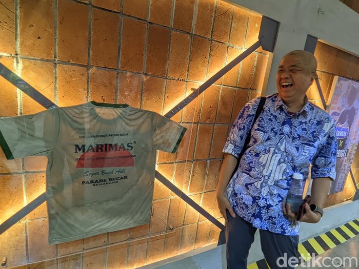 Bos Marimas, Harjanto Halim, dan kaus Marimas 1995 yang dipajang di aula kantornya, Jumat (25/4/2025).