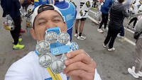 Saya mulai dari Tokyo 2016, Berlin 2017, New York 2018, Chicago 2023, London 2024, dan Boston 2025 baru bisa menyelesaikan six stars medal saya. Sempat kepotong pandemi, kata Ibnu Jamil kepada detikcom melalui pesan singkat, Rabu (23/4/2025). Foto: dok. Instagram Ibnu Jamil