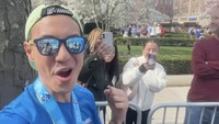 Lomba di atas segala lomba. Marathon tertua di dunia dan gue nyelesain lima world major marathon sebelumnya, Berlin, Tokyo, Chicago, London, and New York. Dan, akhirnya sekarang Boston. Oh, thank you Jesus, ucap Daniel Mananta saat tiba di garis finish Boston Marathon. Foto: dok. Instagram Daniel Mananta