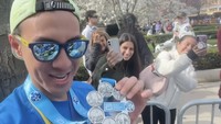 Tawa bahagia Daniel Mananta mendapatkan Six Stars Medal World Marathon Majors di Boston Marathon. Foto: dok. Instagram Daniel Mananta