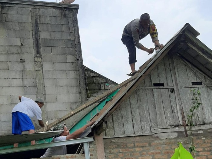 Bripka Rosyid saat merenovasi rumah milik warga di Desa Sedayu, Kecamatan Sapuran, Wonosobo. Foto diunggah Jumat (25/4/2025).