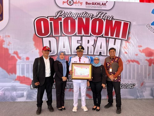 Bupati Bangli Sang Nyoman Sedana Arta menerima piagam penghargaan peringkat tertinggi untuk Prestasi Penyelenggaraan Pemerintahan Daerah dengan skor 3,75 dengan Status Kinerja Tinggi, Jumat (25/4/2025). (IST)