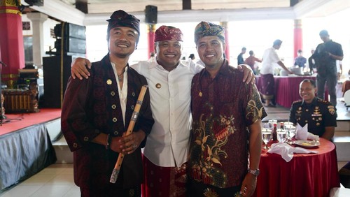 Bupati Gianyar I Made Mahayastra (tengah) diapit dua musikus Agus Teja Sentosa alias Gus Teja dan I Wayan Balawan. (Foto: Dok. Pemkab Gianyar)