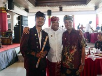 Pemkab Gianyar Ganjar Gus Teja dan Balawan Penghargaan Wija Kusuma