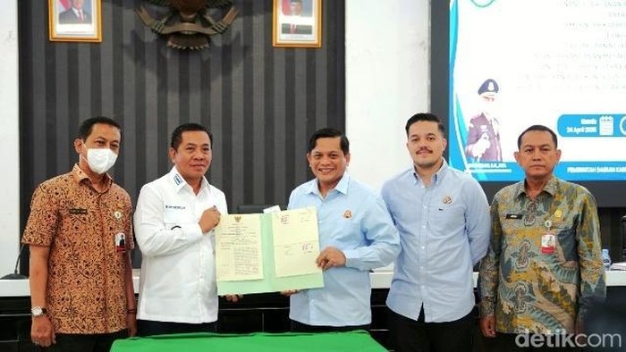 Bupati Karawang saat melakukan penyerahan penghargaan kepada Kejari Karawang