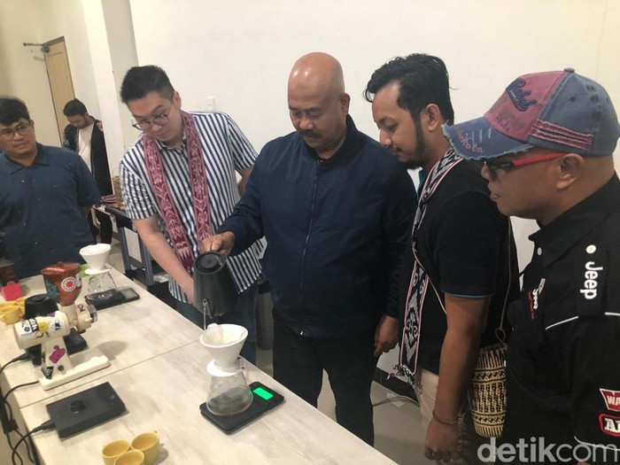 Bupati Kukar, Edi Damansyah saat menyeduh kopi bersama dewan juri