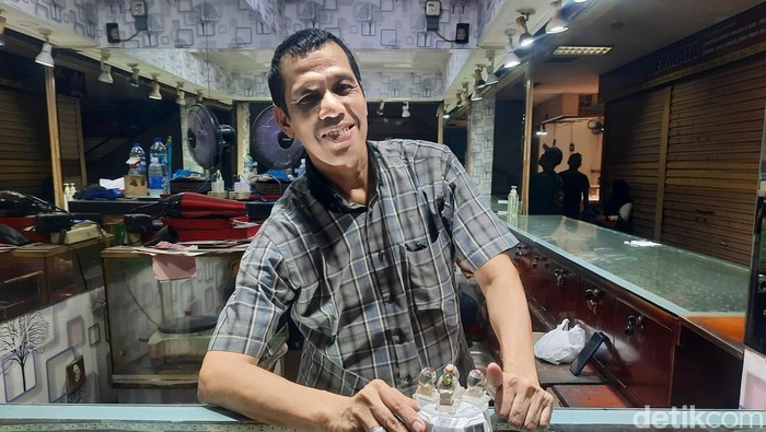 Defriman, pengusaha batu akik dan logam mulia di Pasar Rawabening Jatinegara.