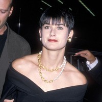 Tidak pernah takut mencoba berbagai gaya, mantan istri aktor Bruce Willis ini pernah tampil dengan rambut bondol yang menjadi ciri khasnya di akhir tahun ’80-an dan awal ’90-an. Foto: Ron Galella Collection via Getty/Ron Galella, Ltd.