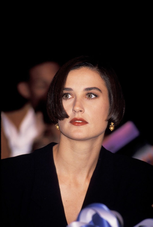 Aktris yang populer lewat film ‘Ghost’ ini mengganti potongan rambut pixie dengan bob pendek yang ditata lurus dan rapi. Gaya ini ditampilkannya pada 1992 dan menjadi salah satu rambutnya yang ikonik. Foto: Ron Galella Collection via Getty/Jim Smeal