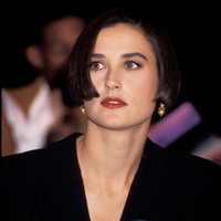 Aktris yang populer lewat film ‘Ghost’ ini mengganti potongan rambut pixie dengan bob pendek yang ditata lurus dan rapi. Gaya ini ditampilkannya pada 1992 dan menjadi salah satu rambutnya yang ikonik. Foto: Ron Galella Collection via Getty/Jim Smeal