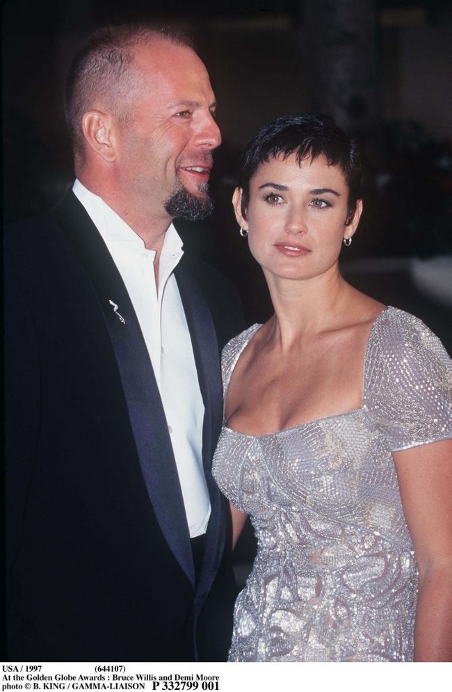 Ibu tiga anak in kembali tampil dengan potongan rambut pixie setelah rambut plontosnya mulai tumbuh. Agar terlihat lebih stylish, Demi menata rambutnya dengan gaya acak dan wet look. Foto: Getty Images/Barry King