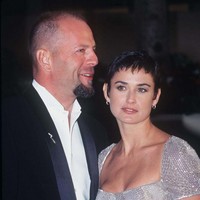 Ibu tiga anak in kembali tampil dengan potongan rambut pixie setelah rambut plontosnya mulai tumbuh. Agar terlihat lebih stylish, Demi menata rambutnya dengan gaya acak dan wet look. Foto: Getty Images/Barry King