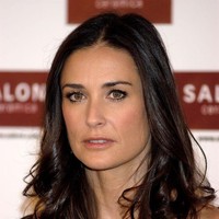 Pada awal 2000-an, Demi memilih tampilan lebih feminin dengan memanjangkan rambutnya. Peraih piala Golden Globes untuk Pemeran Utama Wanita Terbaik ini menata rambut sebahunya dengan gaya bergelombang. Foto: Cover/Getty Images/Fernando Camino