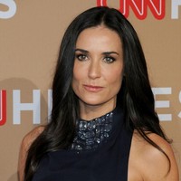 Konsisten dengan rambut panjang dan hitam, wanita yang pernah menikahi aktor Ashton Kutcher ini sesekali menatanya dengan gaya soft curl, seperti saat dia tampil di acara CNN Heroes: An All-Star Tribute pada 2010. Foto: FilmMagic/Gregg DeGuire