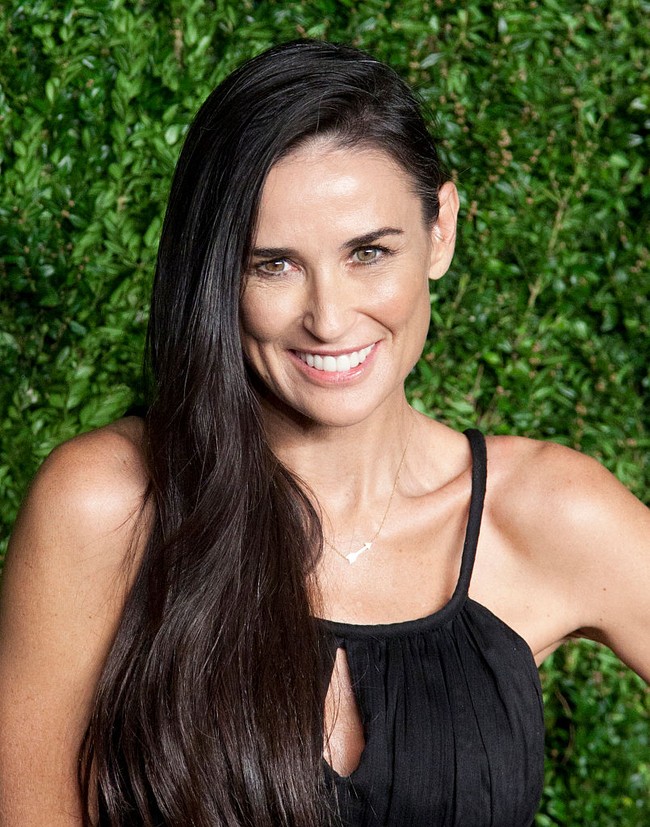 Menata rambutnya ke samping membuat penampilan Demi Moore lebih anggun dan feminin. Foto: Corbis via Getty Images/Lars Niki