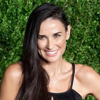 Menata rambutnya ke samping membuat penampilan Demi Moore lebih anggun dan feminin. Foto: Corbis via Getty Images/Lars Niki