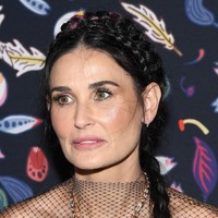 Eksis di pameran Paris Fashion Week yang digelar Harper’s Bazaar pada 2020, Demi tampil cantik dan anggun dengan rambut disanggul dan dikepang. Tatanan yang terbilang jarang dipakainya. Foto: Getty Images/Pascal Le Segretain