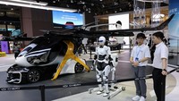 Mobil terbang dan robot humanoid dipamerkan di stan Tidak hanya kendaraan elektrik, hybrid dan plug-in hybrid saja, pameran yang berlangsung sejak 23 April sampai dengan 2 Mei 2025 ini banyak sekali produsen yang memamerkan kendaraan terbang (flying car). 