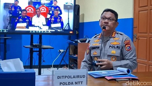 Direktur Polairud Polda NTT Kombes Irwan Deffi Nasution saat menyampaikan konferensi pers di Mako Polairud Polda NTT, Jumat (25/4/2025).