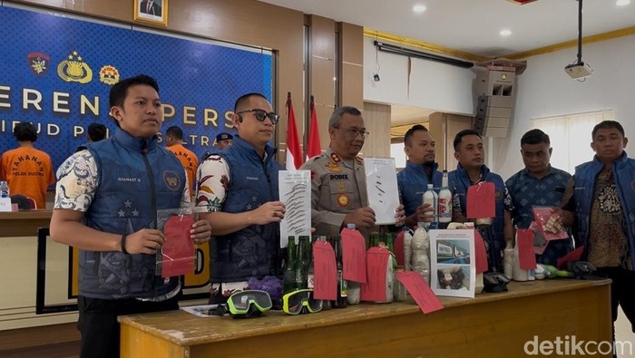 Ditpolairud Polda Sultra saat memperlihatkan barang bukti dari pelaku bom ikan.