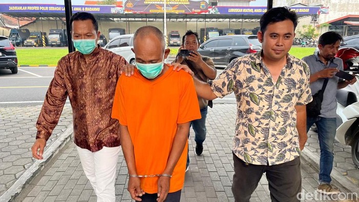 Elyas Yasak alias Pakde (50) dukun cabul Kemlagi saat dikeler petugas di Mapolres Mojokerto Kota