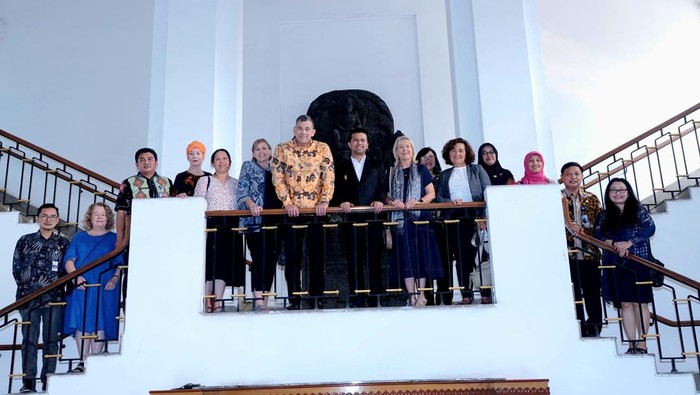 Emil Dardak berfoto bersama Tim HAEJ yang resmi mengakhiri proyeknya di Jatim.