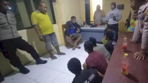Enam pencuri saat diamankan di Mapolsek Kota Lama, Kota Kupang, NTT. (Dok. Polsek Kota Lama)