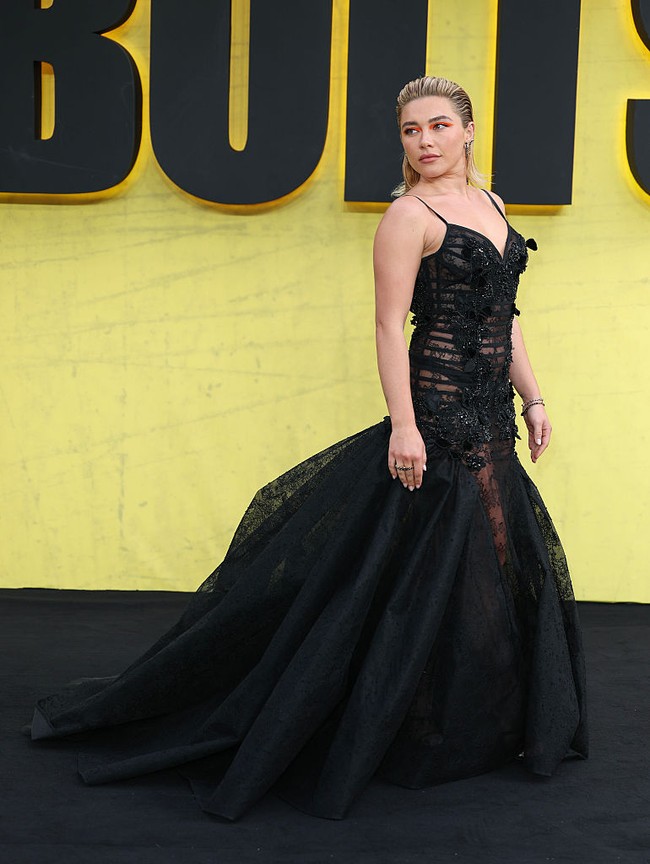 Aktris berusia 29 tahun ini dikenal konsisten menghadirkan estetika busana yang menantang norma, termasuk gaun transparan dan tampilan yang memperlihatkan bagian tubuh secara eksplisit. Kepada The Times pada Desember lalu, ia menegaskan bahwa salah satu misinya di industri hiburan adalah melawan tekanan terhadap tubuh perempuan. “Setiap kali seseorang mengharapkan tubuh saya berubah demi memenuhi opini tentang apa yang dianggap menarik secara seksual, saya merasa perlu melawan itu,” ujarnya. (Foto: Mike Marsland/WireImage)