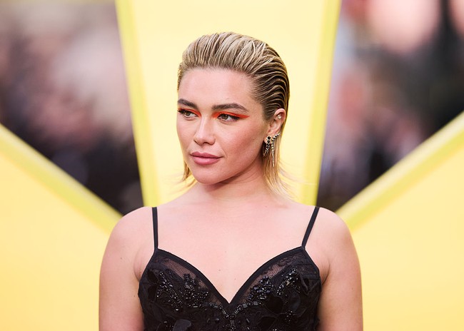 Beberapa jam sebelum menghadiri acara, Florence membagikan momen persiapannya di Instagram melalui unggahan candid. “Berlari keliling kota secepat mungkin, rambut terus menutupi wajah,” tulisnya dalam unggahan Instagram Story di atas swafoto yang menunjukkan ekspresi panik lucu. Ia menulis, “Kebanyakan minum kopi, rasanya jantungku akan menggelinding seperti bola pinball. Tentu saja ada noda di bibirku.” (Foto: Gareth Cattermole/Getty Images)