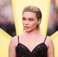 Beberapa jam sebelum menghadiri acara, Florence membagikan momen persiapannya di Instagram melalui unggahan candid. “Berlari keliling kota secepat mungkin, rambut terus menutupi wajah,” tulisnya dalam unggahan Instagram Story di atas swafoto yang menunjukkan ekspresi panik lucu. Ia menulis, “Kebanyakan minum kopi, rasanya jantungku akan menggelinding seperti bola pinball. Tentu saja ada noda di bibirku.” (Foto: Gareth Cattermole/Getty Images)