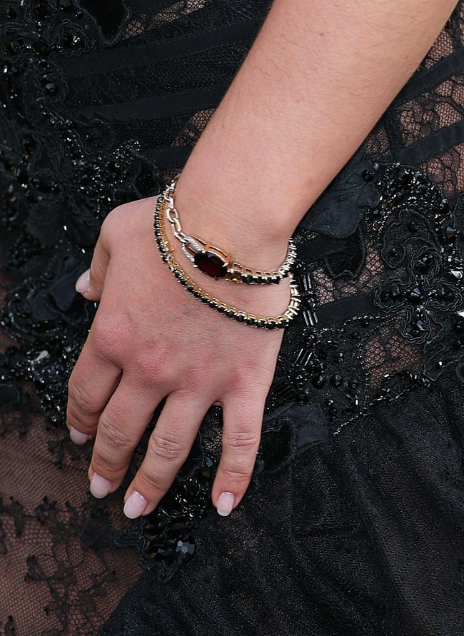 Di jajaran aksesori, gelang beraksen hitam ikut menyempurnakan gaya aktris asal Inggris ini.  (Foto: Mike Marsland/WireImage)