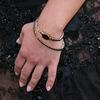 Di jajaran aksesori, gelang beraksen hitam ikut menyempurnakan gaya aktris asal Inggris ini.  (Foto: Mike Marsland/WireImage)